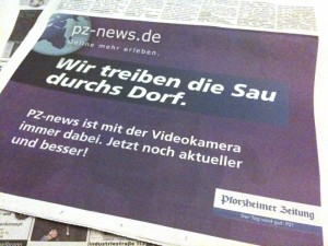 Foto Werbeanzeige pz-online.de mit dem Slogan: "Wir treiben die Sau durchs Dorf."